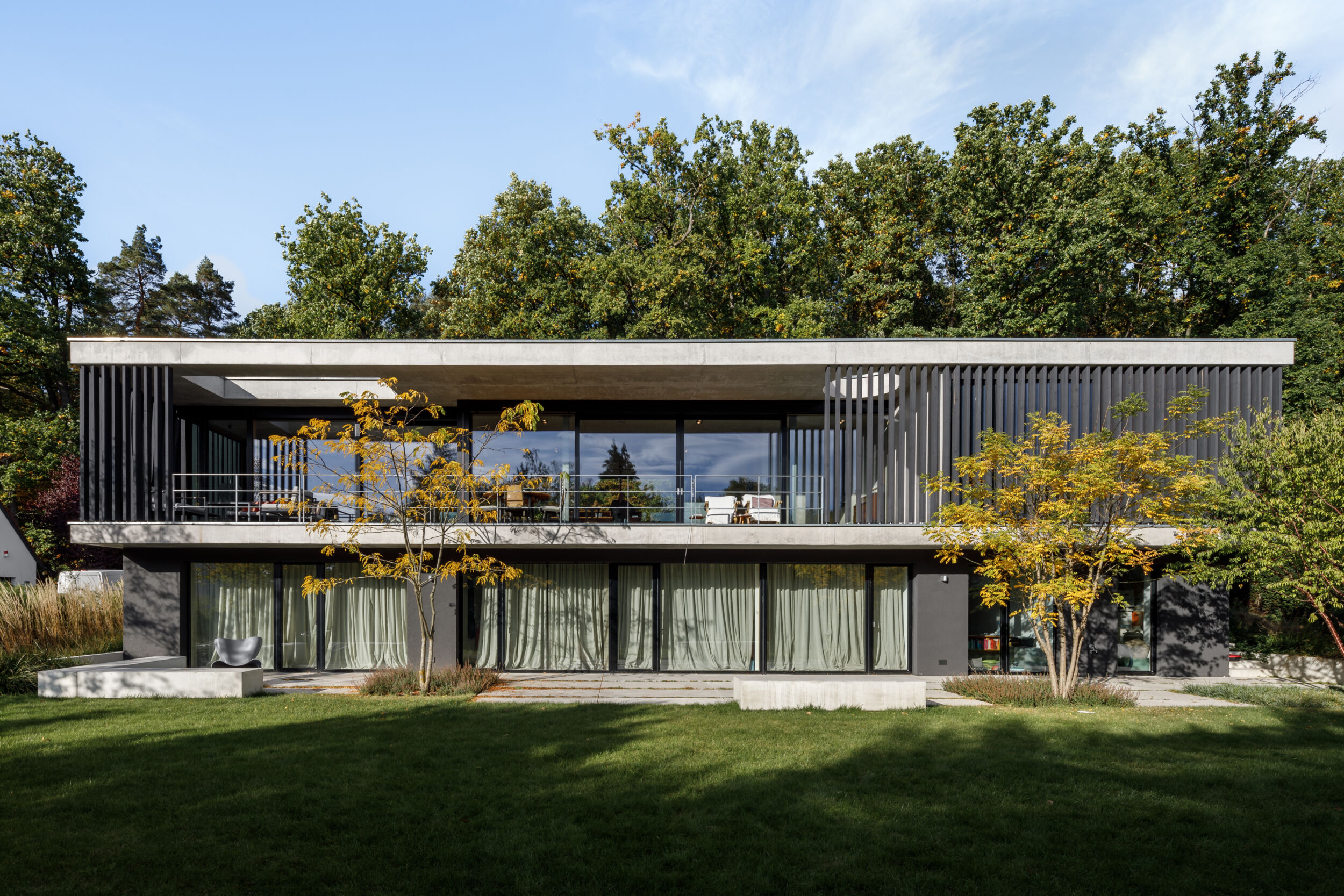 Das zweigeschossige Wohnhaus aus der Feder von Markus Gentner Architekten setzt auf Smart-Home-Technik.