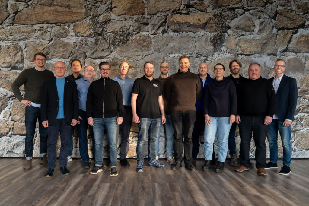 Kick-off: v.l.n.r. Thies Hansen (autarc), Dr. Martin Donath (ratiodomo), René Ebert (VdZ), Thomas Tschaftary (autarxia), Gilles Dostert (Zenesis), Dr. Thomas Müller (Coeln Concept), Dirk Bornhorst (elio), Tobias Lerche (ENEKA), Burckhardt Bonello (Meistersystems), Kilian Schramm (Schramm), Andrea Meinzenbach (TU Dresden), Max Franke (Meister 1 / Lokalleads), André Kremonke (TU Dresden) und Marco Winiarski (VdZ).