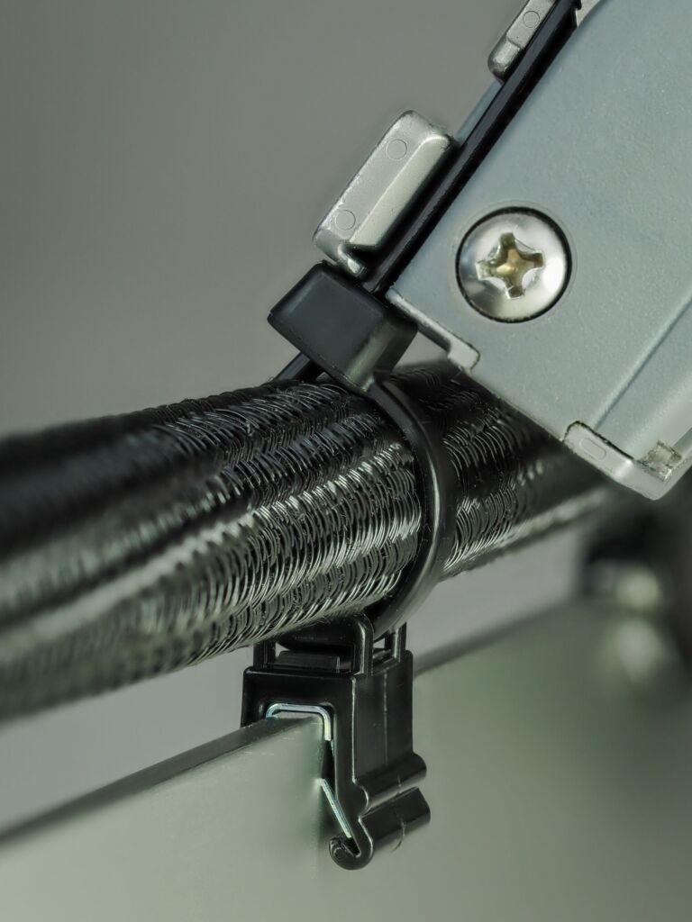 Kabelbinder aus dem speziell entwickelten Nylon 6.12 für das Kabelmanagement in Solarparks