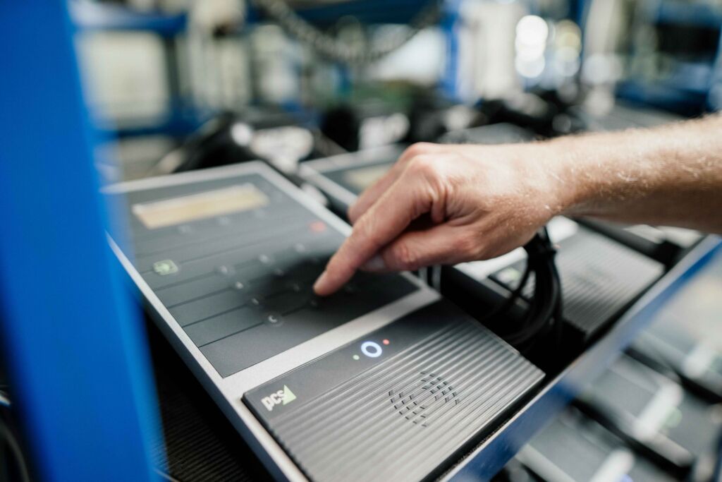 Zuverl&auml;ssige Hardware und regelm&auml;&szlig;ig aktualisierte Software st&auml;rken das Zutrittssystem und senken das Risiko von Sicherheitsvorf&auml;llen.