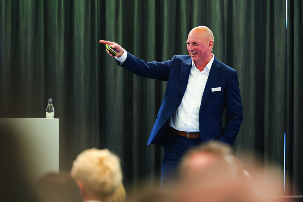 Gerhard Alliger, DBL Geschäftsführer Vertrieb und Marketing, präsentierte bei guter Stimmung die Geschäftszahlen des DBL Verbundes auf der Auftaktveranstaltung in Leipzig.