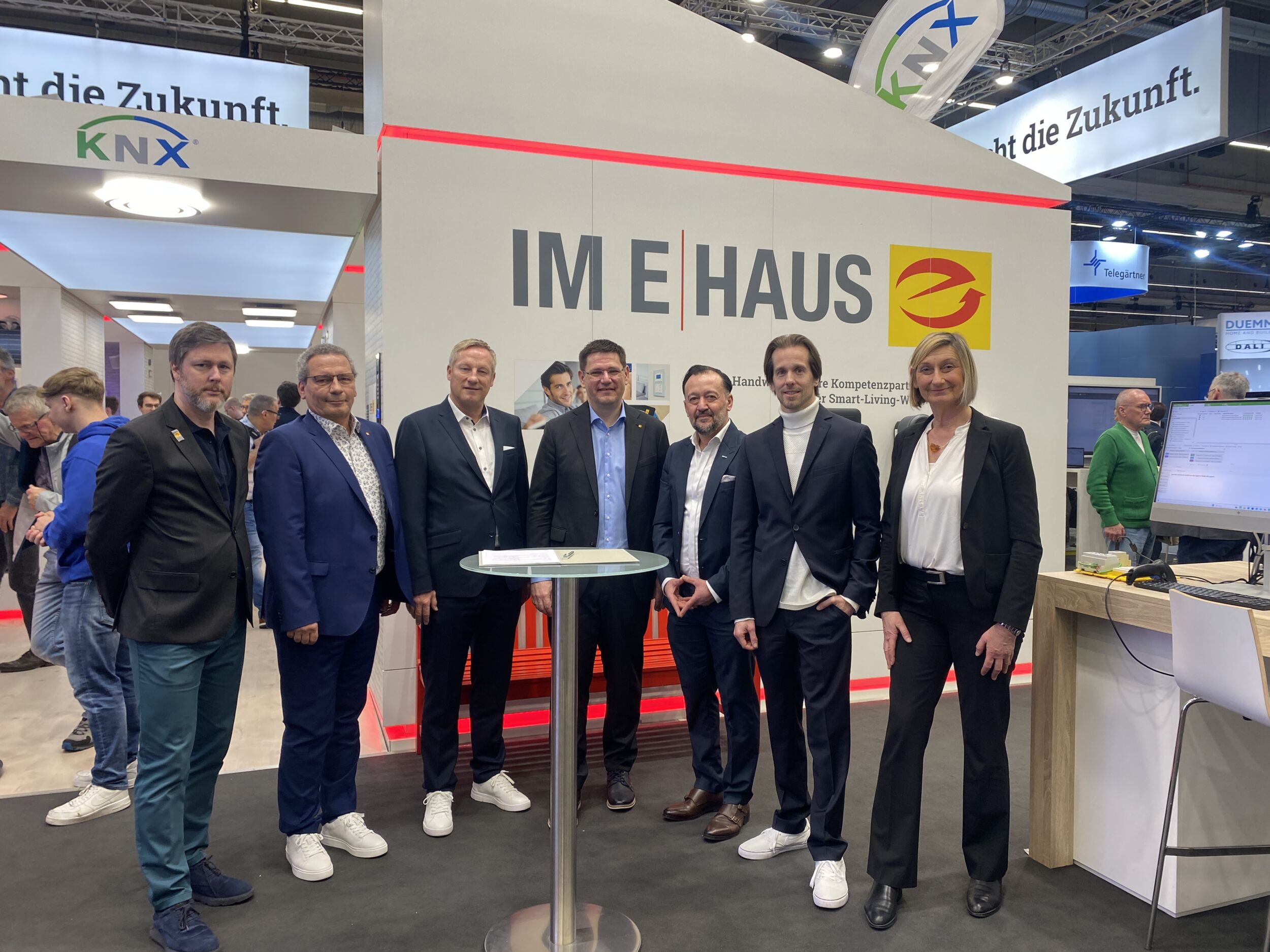 Opple unterzeichnete auf der Light + Building den E-Markenpartner-Vertrag (v.l.n.r.): Alexander Neuhäuser (ZVEH), Olaf von Müller (ArGe Medien im ZVEH), Gerrit Lucas (Opple), Stefan Ehinger (ZVEH), Cayan Temur (Opple), Michael Hilger (Opple) und Gabi Schermuly-Wunderlich (ArGe Medien im ZVEH).