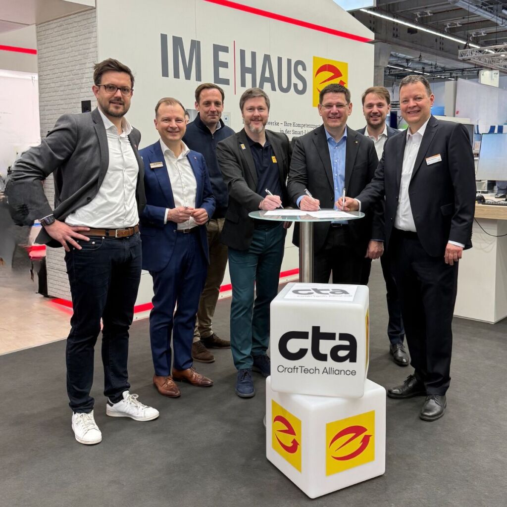 Strategische Kooperation beschlossen (v. l. n. r.): Philipp Hensel, Christopher Mennekes, Dominik Kortmann, Alexander Neuh&auml;user, Stefan Ehinger, Ludwig Klatzka und Andreas Bettermann.