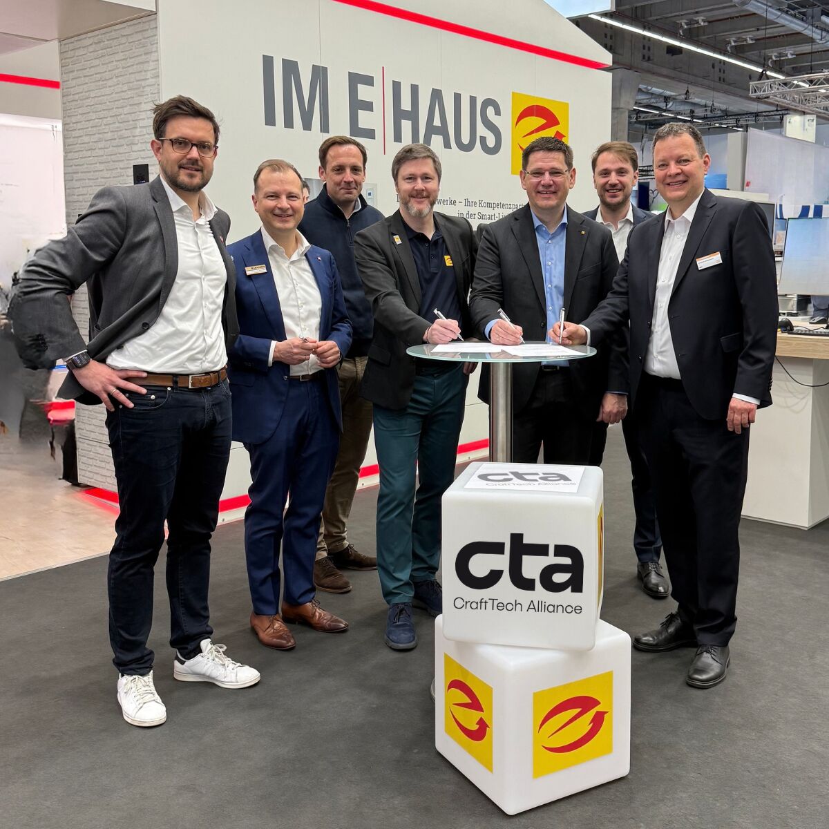 Strategische Kooperation beschlossen (v. l. n. r.): Philipp Hensel, Christopher Mennekes, Dominik Kortmann, Alexander Neuhäuser, Stefan Ehinger, Ludwig Klatzka und Andreas Bettermann.