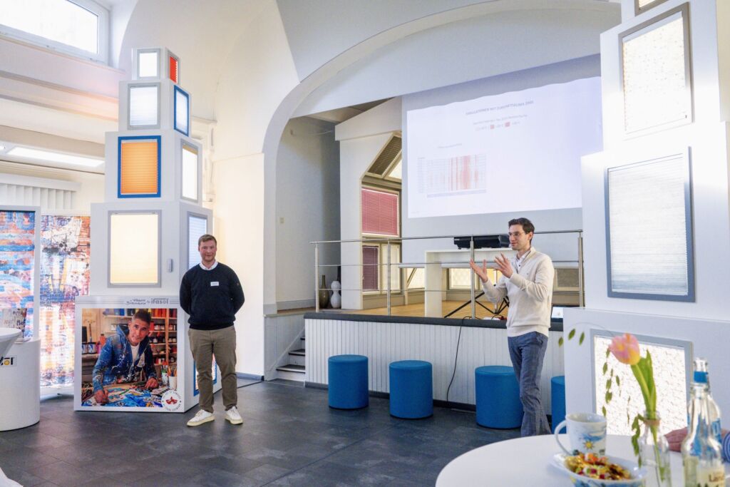 ChristianFahl (links) und Tom Anhorn: Automatisierter Innen- und Au&szlig;ensonnenschutz wirkt wie eine nat&uuml;rliche Klimaanlage amFenster. 