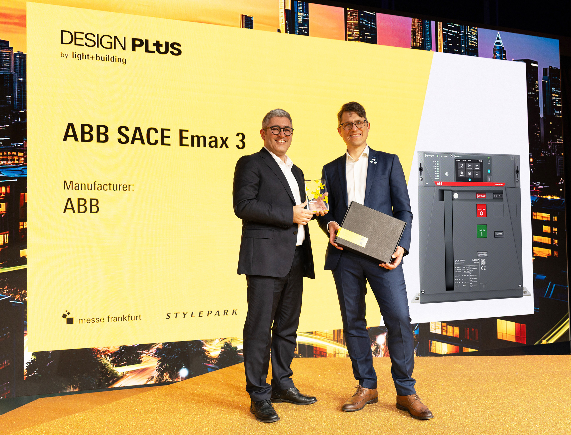 Dr. Stefan Rohrmoser (r.) und Giuseppe Scali nahmen den Designplus Award by Light + Building entgegen.