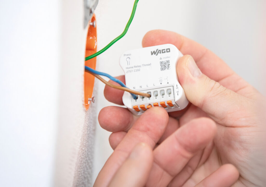 Die Installation gelingt im Handumdrehen dank wartungsfreier Federklemmtechnik, werkzeugloser Hebeltechnologie sowie ergonomischer Produktform.