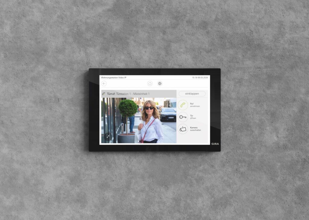 Die Gira Wohnungsstation Video IP in Glas Schwarz verbindet ein 7-Zoll-Volltouch-Display
mit IP-basierter T&uuml;rkommunikation und unterst&uuml;tzt Funktionen wie Rufweiterleitung,
Bildspeicherung und Fernzugriff.