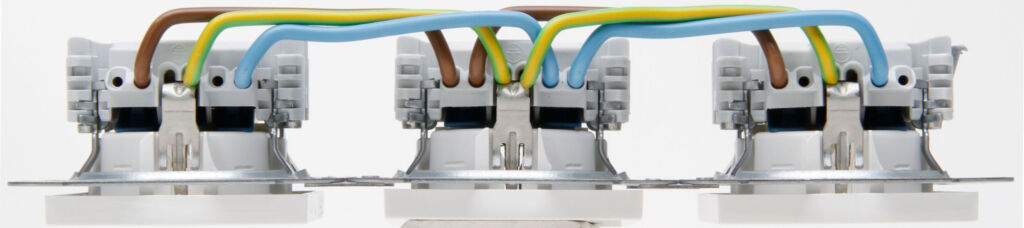 Die Vorverdrahtung garantiert einen zentrierten Einbau der Steckdosen.