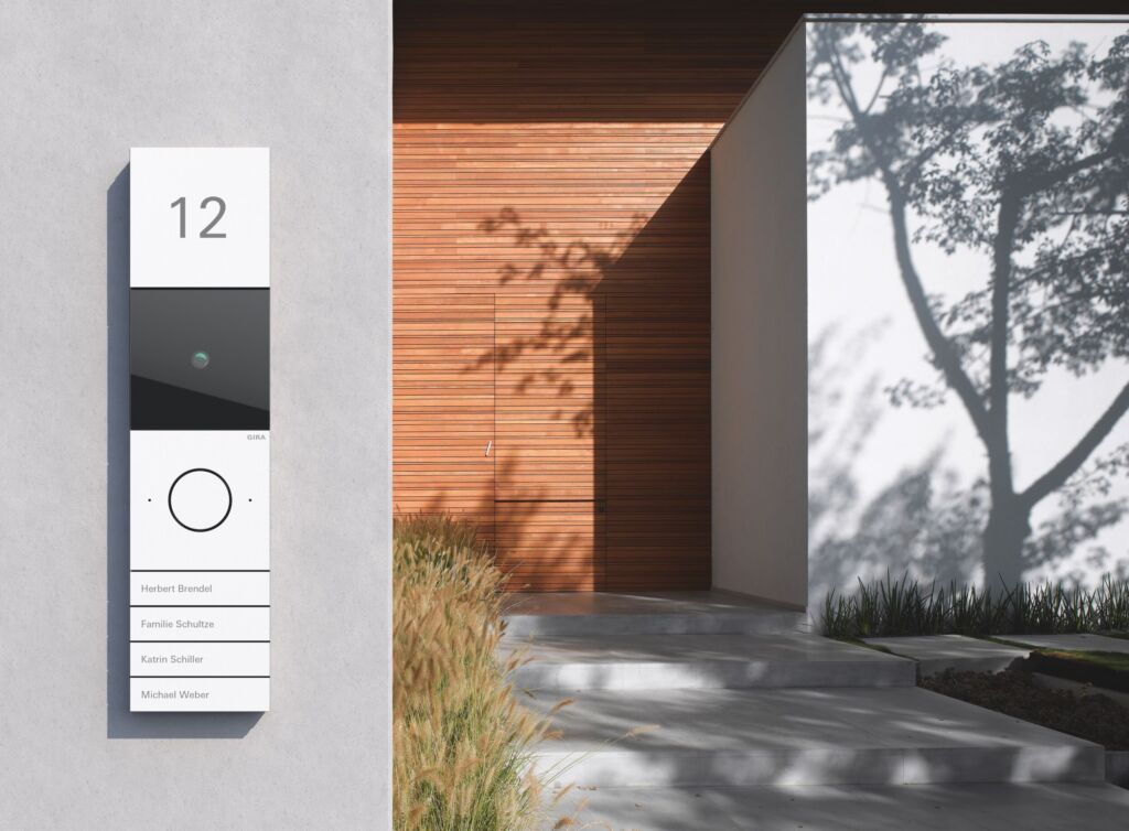 Die neue Gira T&uuml;rkommunikation IP er&ouml;ffnet v&ouml;llig neue M&ouml;glichkeiten f&uuml;r Planung,
Projektierung und Betrieb &ndash; vom Einfamilienhaus bis zu komplexen Gro&szlig;projekten mit bis
zu 1.000 Einheiten &agrave; bis zu 10 Clients.