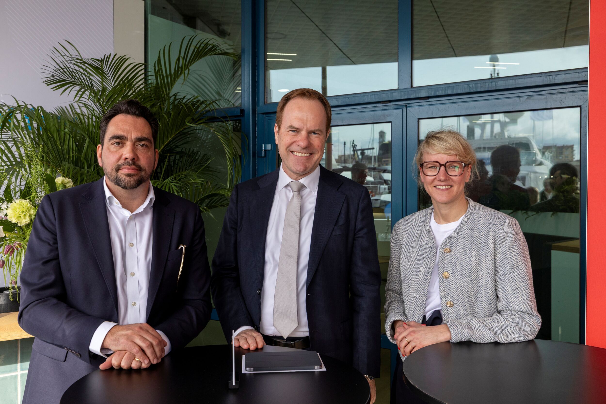 (v.l.n.r.): Benjamin Biehl (Senior Managing Director bei Hines Germany), Dr. StephanKeller (Oberbürgermeister der Stadt Düsseldorf), Kathrin Aehling (VicePresident Digital Building & Energy DACH bei Schneider Electric)