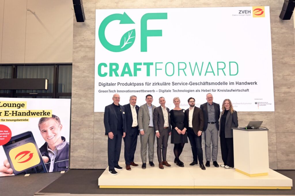 Stellten auf der Light + Building das Projekt „Craft Forward“ vor (v. l. n. r.): Andreas Habermehl (ZVEH), Thomas Bürkle (Bürkle + Schöck), Stefan Ehinger (ZVEH), Paul Seifert (ZVEH), Katerina Michalec (ZVEH), Dominik Knies (KSB SE & Co. KGaA), Dirk Buße (Budatec GmbH) und Deike Magret Ihnen (Fraunhofer IPK).