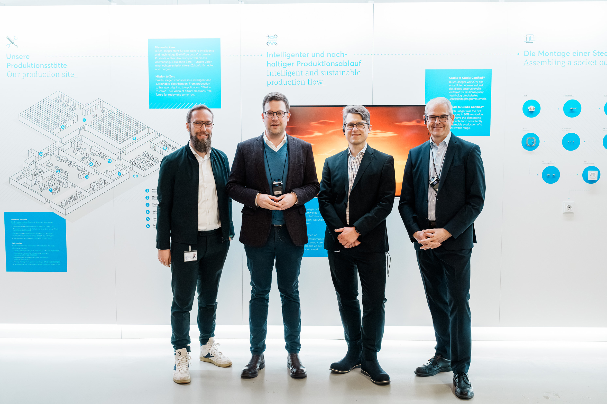 MdB Florian Müller (2. v. l.) informierte sich bei Busch-Jaeger in Lüdenscheid über intelligente und nachhaltige Produktionsprozesse. Im Mittelpunkt des Austauschs mit Lucas Bergmann, Stefan Rohrmoser und Donato Caputo (v. l.) standen Elektrifizierung, Digitalisierung und die Modernisierung des Gebäudebestands.