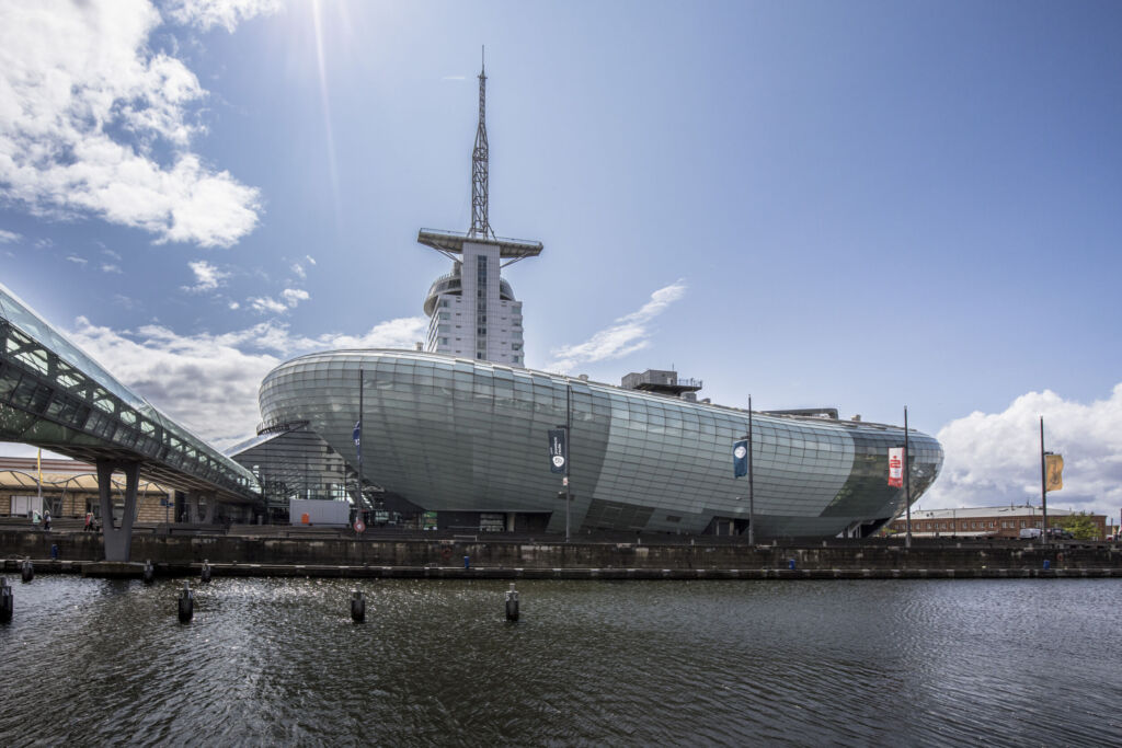 Außen wie innen hui: Mit seiner einzigartigen Architektur, die an ein Schiff erinnert, das in den Havenwelten anlegt, zieht das Klimahaus Bremerhaven alle Blicke auf sich. Im Innern befindet sich mehr als ein Museum - das Klimahaus Bremerhaven bietet eine