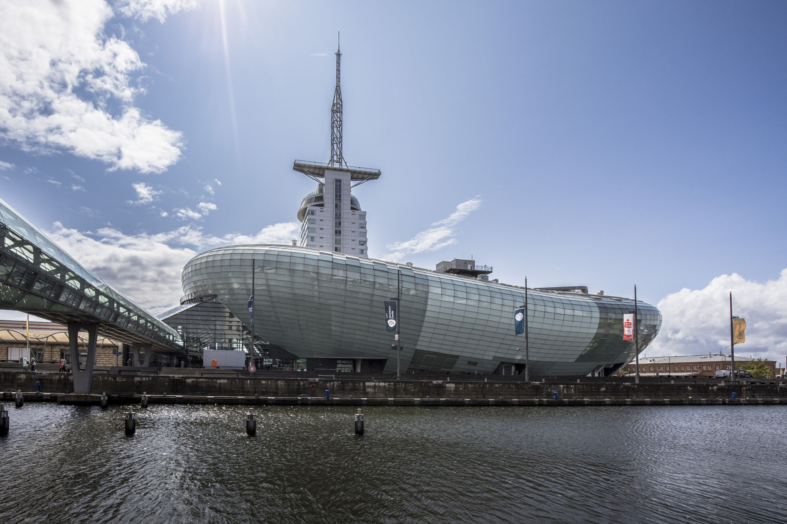 Außen wie innen hui: Mit seiner einzigartigen Architektur, die an ein Schiff erinnert, das in den Havenwelten anlegt, zieht das Klimahaus Bremerhaven alle Blicke auf sich. Im Innern befindet sich mehr als ein Museum - das Klimahaus Bremerhaven bietet eine