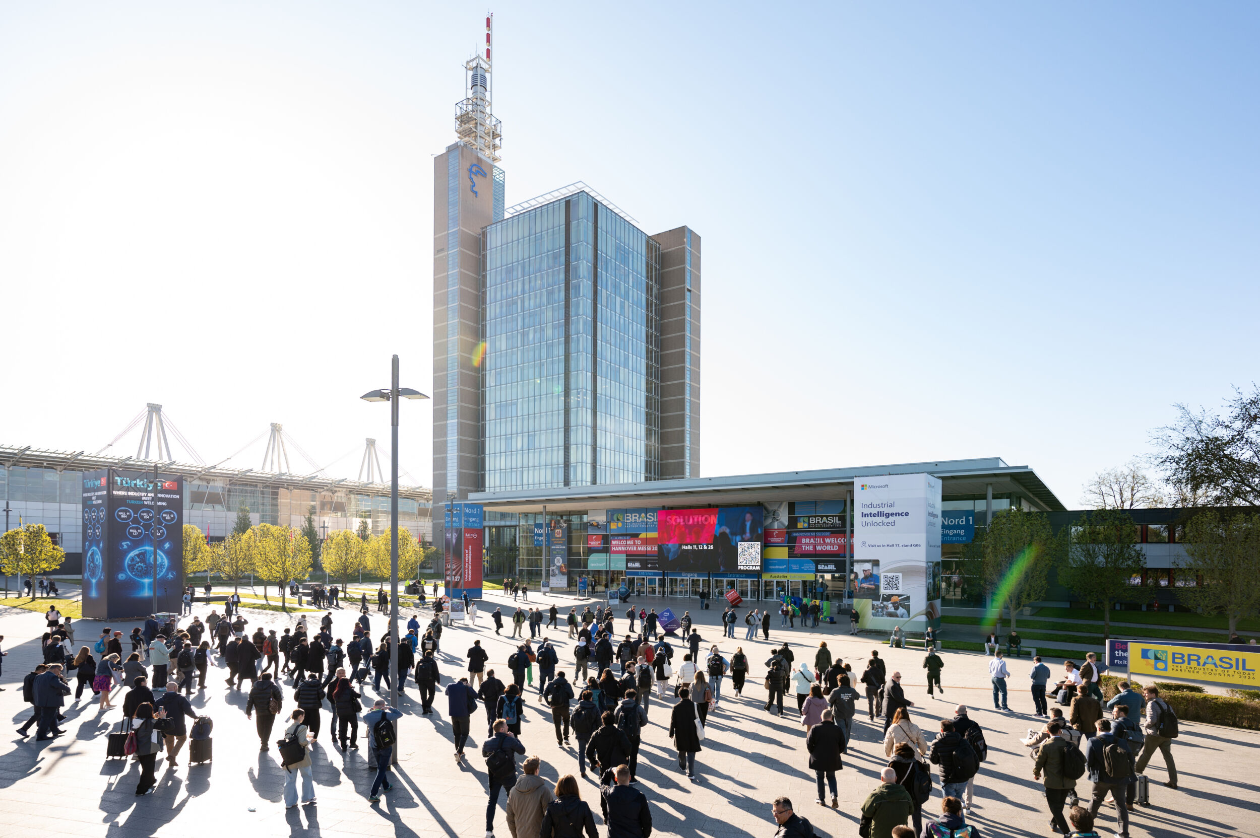 Hannover Messe 2026, Besucher kommen am Morgen am Eingang Nord an