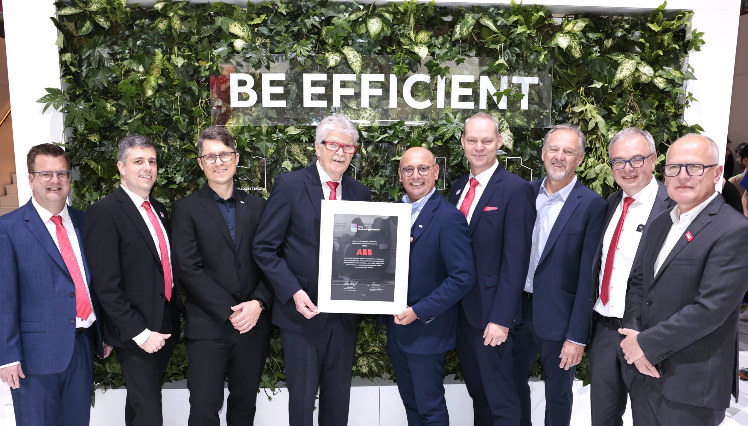 Allianz für wettbewerbsfähige elektrische Infrastruktur: Prof: Dr. Friedhelm Loh, Inhaber und Vorstandsvorsitzender der Friedhelm Loh Group, und Giampiero Frisio, President ABB Electrification (mittig v. l.).