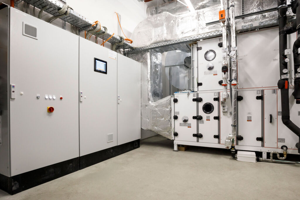 Herzstück der MSR-Technik für die Ausstellung "Wetterextreme": der neu eingerichtete Automationsschwerpunkt ASP12 in der Lüftungszentrale mit der Raumlufttechnischen Anlage. Auf den hier installierten DDC4000 von Kieback&Peter liegen u.a. die Lüftungsrege