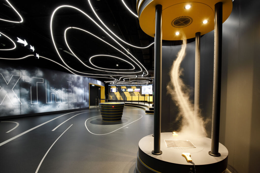 Besucher der neuen Ausstellung "Wetterextreme" des Klimahauses Bremerhaven erleben hautnah die Auswirkungen des Klimawandels, indem sie in Szenarien wie große Hitze, Starkregenereignisse oder Wirbelstürme über die Hubplattform "Uplift" auf drei Ebenen ein