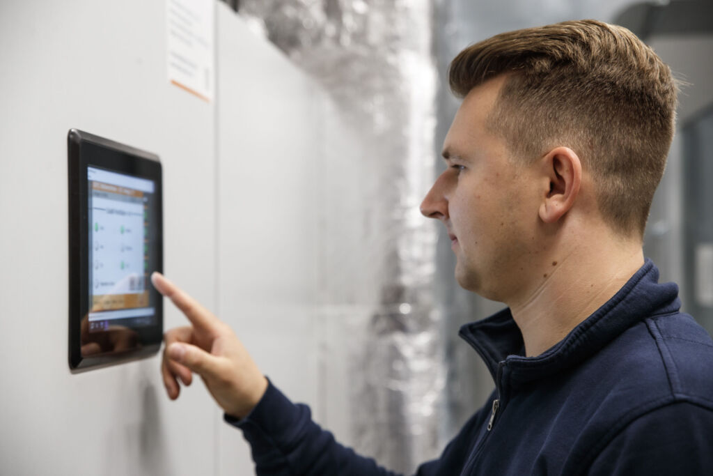 Über die intuitiv bedienbare Visualisierung des Gebäudemanagementsystems Neutrino-GLT von Kieback&Peter lassen sich sämtliche Anlagenzustände der TGA des Klimahauses Bremerhaven überprüfen und regeln.