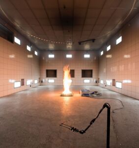 Im Fire Lab werden die neuen Brandschutzlösungen auf Herz und Nieren geprüft.