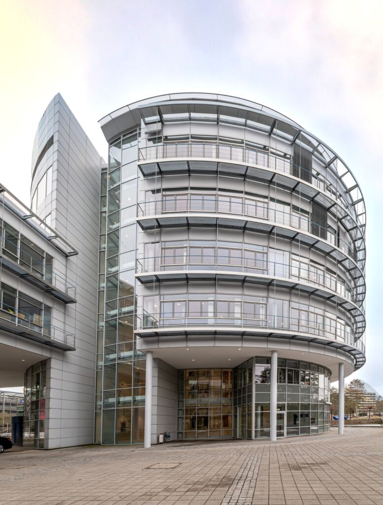 Beim Verwaltungsgebäude, der Rotunde auf dem FAU Campus in Erlangen, wurde 2025 die Beleuchtung umfassend saniert und auf den neuesten technischen Stand gebracht.