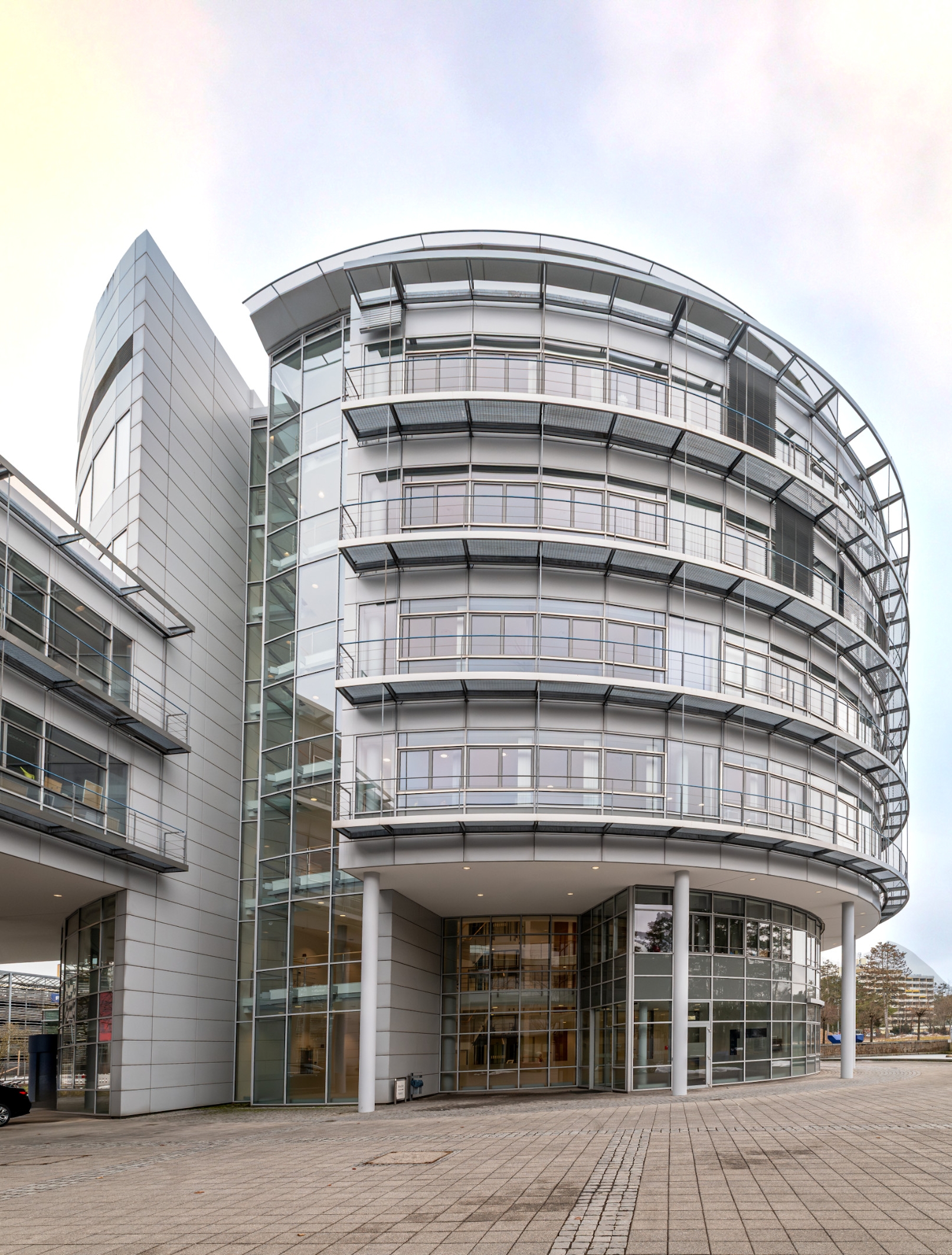 Beim Verwaltungsgebäude, der Rotunde auf dem FAU Campus in Erlangen, wurde 2025 die Beleuchtung umfassend saniert und auf den neuesten technischen Stand gebracht.
