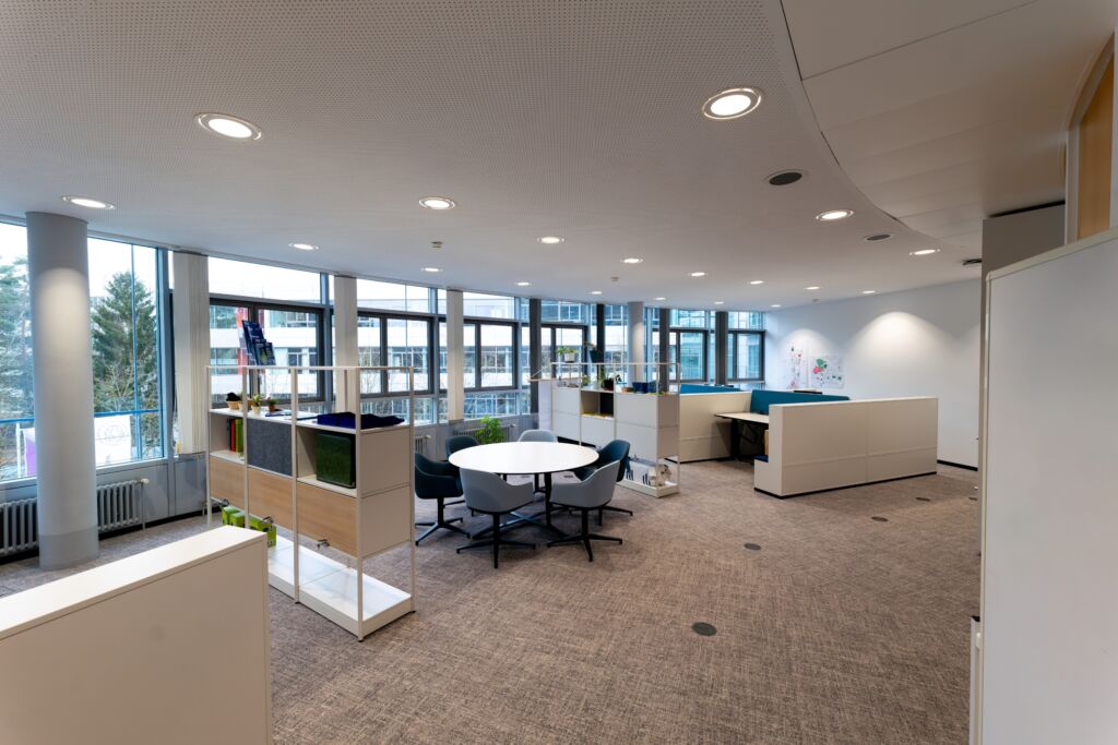Nach der Modernisierung mit Changy Downlights von Regiolux bietet die Bürobeleuchtung hohen visuellen Komfort durch Rundumentblendung und eine homogene, breitstrahlende Lichtverteilung. Die Leuchten wurden ohne bauliche Anpassungen und ohne Folgegewerke montiert.