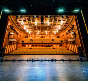 Die Bühne der Oper Leipzig bietet vielfältige Möglichkeiten, unterstützt durch modernste AV- und Medientechnik.