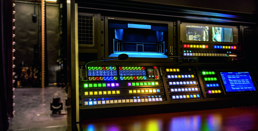 Eines der drei neuen Inspizientenpulte der Oper Leipzig, bei dem Aduart mit PC-based Control auf eine offene IoT-basierte Technologie setzt.