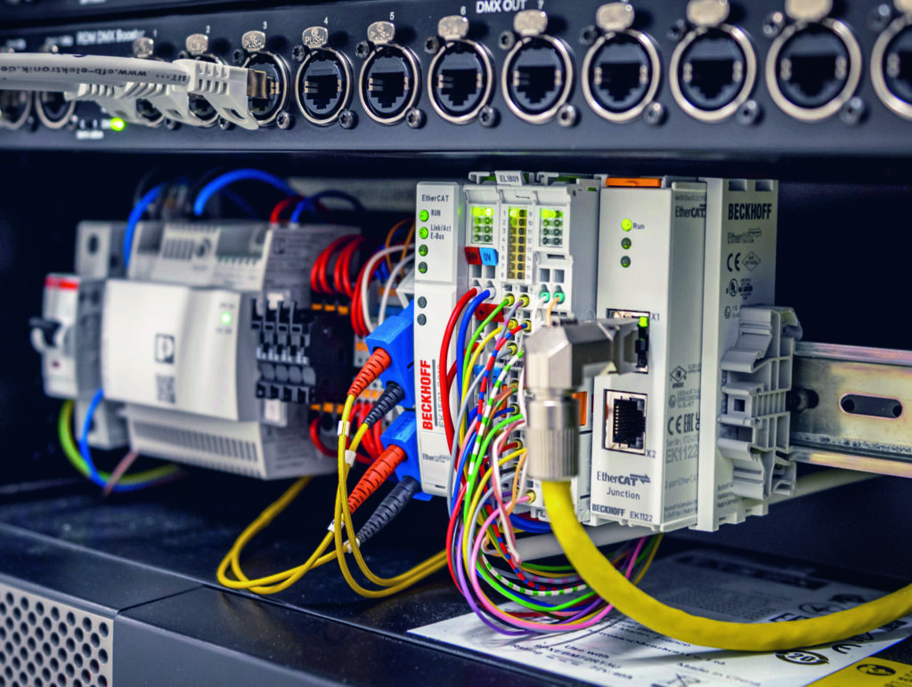 Mit den Ethercat-Klemmen kann Aduart die benötigte Konfiguration flexibel und passgenau konfigurieren, z.B. diese Unterzentrale mit einer 16-Kanal-Digital-Eingangsklemme EL1809, einer Ethercat-Klemme EL6851 (DMX-Master) und einem 2-Port-Ethercat-Abzweig EK1122.