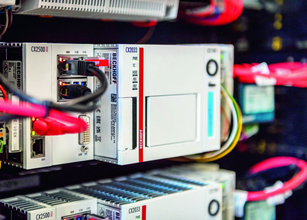 Embedded-PCs CX2033 mit zwei zusätzlichen unabhängigen GBit-Schnittstellen (CX2500-0060) setzen die Anweisungen des Inspizienten in Befehle für die technischen Einrichtungen des Theaters um und steuern über MQTT die verschiedenen Komponenten an.