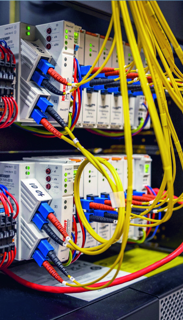 Die Ethercat-Koppler EK1501 mit Singlemode-LWL-Anschluss verbinden die Unterzentralen mit dem Glasfaser-Sternpunkt in der Hauptzentrale; die Unterverteilungen sind über Ethercat-Abzweige EK1521 eingebunden.