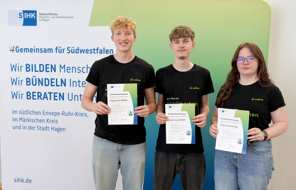 Die drei Spelsberg-Auszubildenden Julian Westmeier, David Rittinghaus und Lisa Burzynski-Müller (v. l. n. r.) überzeugten im SIHK-Projekt „Energie-Scouts“ mit einem nachhaltigen Konzept. Für ihre ganzheitlichen und zukunftsorientierten Ideen wurden sie mit dem Sonderpreis für Biodiversität ausgezeichnet und qualifizierten sich für das Bundesfinale in Berlin.