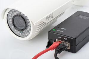 Anwendungsbeispiel: Der PoE-Injektor versorgt eine IP-Kamera gleichzeitig mit Strom und Daten.