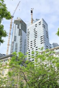 Hochhausbau unter Innenstadtbedingungen: Mit rund 220.500m Kabel, über 165.000 angesetzten Kabelbügel-Bohrungen und rund 38.000 weiteren Befestigungskomponenten wurde Montageeffizienz zum planbaren Faktor.