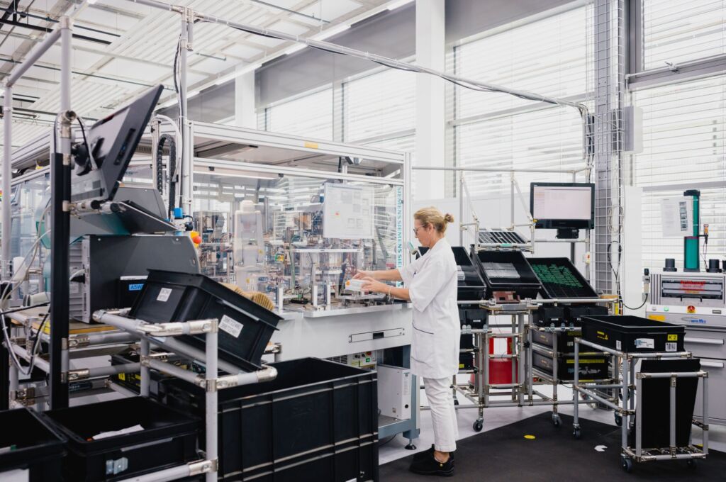 Am Siemens Smart Infrastructure Hauptsitz in Zug befindet sich auch die hochautomatisierte Brandmelderfertigung.