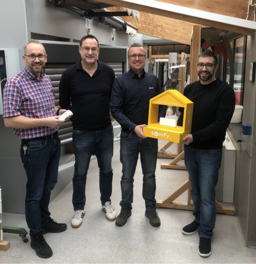 Die Übergabe der neuen Technikkomponenten erfolgte im Beisein der Schulleitung und des Fachbereichs sowie von Somfy. V.l.n.r.: Stellvertretender Schulleiter Andreas Büttner, Thomas Diertl, Somfy-Schulungsleiter Damian Mast und Dominik Fürst (Fachbereich Metalltechnik).