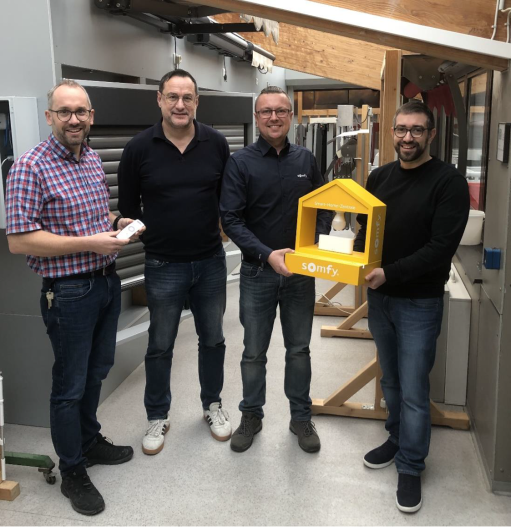 Die Übergabe der neuen Technikkomponenten erfolgte im Beisein der Schulleitung und des Fachbereichs sowie von Somfy. V.l.n.r.: Stellvertretender Schulleiter Andreas Büttner, Thomas Diertl, Somfy-Schulungsleiter Damian Mast und Dominik Fürst (Fachbereich Metalltechnik).