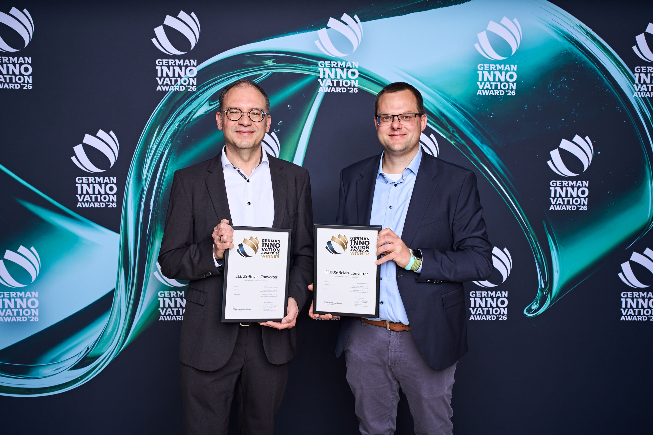 v.l.n.r. Dr. Joachim Franz Kastner, Program Manager, und Stefan Oermann, Vice President Global Market Management nehmen den Preis in Berlin entgegen