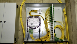 Der Abschlusspunkt Linientechnik (APL) als Übergang zwischen Netzebene 3 und Netzebene 4: Hier endet das ankommende Außenkabel des Glasfasernetzes. Vom APL aus wird das Signal weiter in den Glasfasergebäudeverteiler (Gf-GV) geführt. Beide Netzbereiche - das vorgelagerte Netz des Netzbetreibers und die interne Gebäudeverkabelung - sind dabei voneinander getrennt.