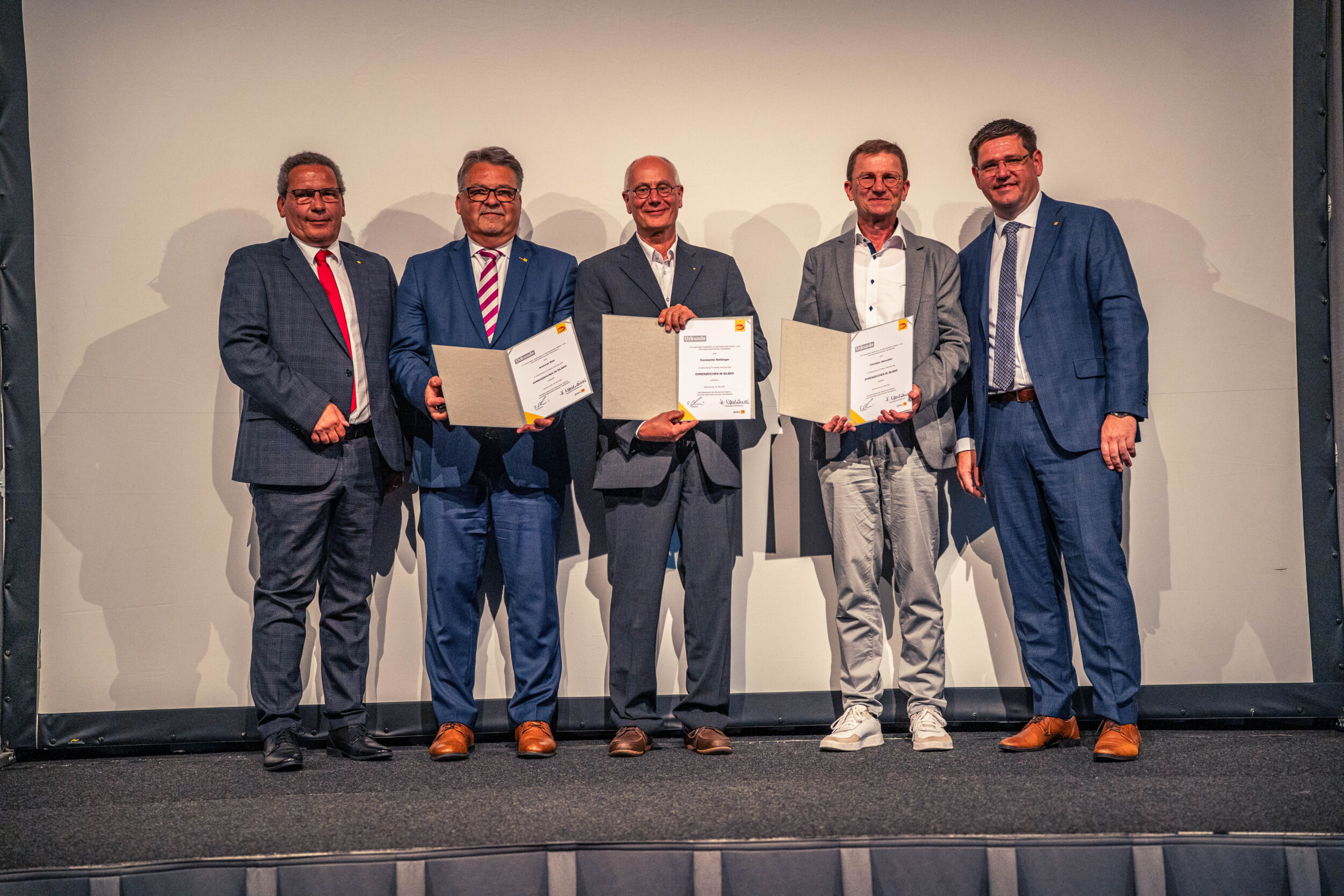 Olaf von Müller (l.) und Stefan Ehinger (r.) übergaben jeweils eine Silberne Ehrennadel an Andreas Bek (2. v. l.), Constantin Rehlinger (M.) und Christian Atzmüller (2. v. r.).