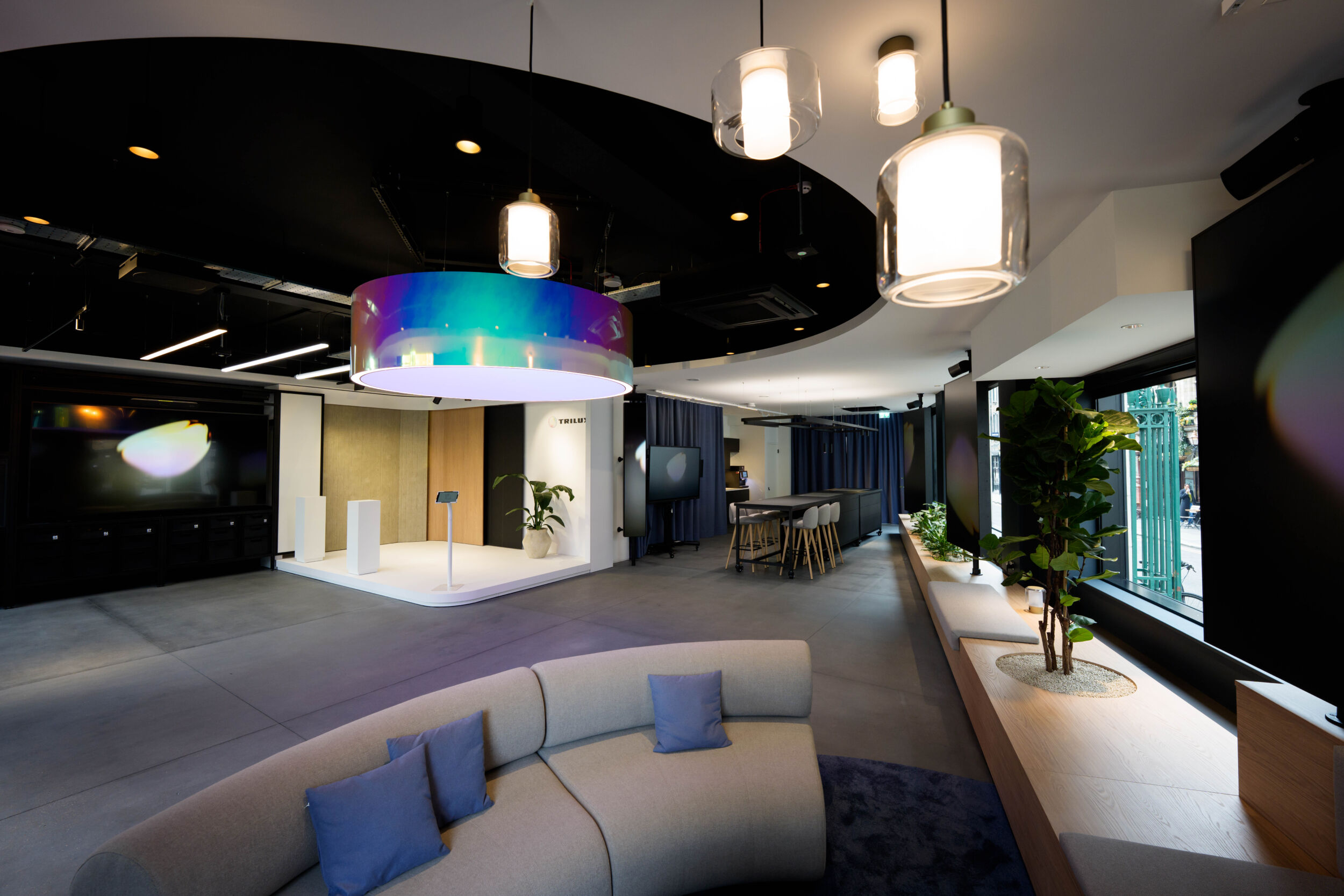 24562 TRILUX Light Studios 1