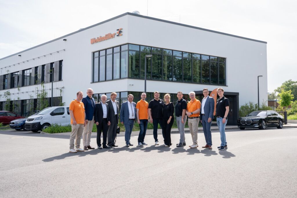 Mona Neubaur, Stellvertretende Ministerpräsidentin und Wirtschaftsministerin von NRW (5. von rechts), informierte sich bei Vertreterinnen und Vertretern der Technischen Hochschule Ostwestfalen-Lippe (TH OWL) und des Elektrotechnikunternehmens Weidmüller über aktuelle Entwicklungen im Bereich Gleichstromtechnologien: (v. l. n. r.) Dr. Johann Austermann (Fachexperte für Gleichstrom Weidmüller), Dr. Sebastian Durst (Vorstandsvorsitzender Weidmüller), Prof. Dr. Holger Borcherding (Professor für Leistungselektronik und Elektrische Antriebe TH OWL), Günter Weigel (Wirtschaftsförderung Kreis Lippe), Prof. Dr. Stefan Witte (Vizepräsident für Forschung und Transfer TH OWL), Markus Köster (Vice President Standard & Tech. Development Weidmüller), Patrick Spanier (Transfermanager TH OWL), Jens Cramer (Leiter der Weidmüller-Ausbildung), Olaf Grünberg (Projektleiter DC Weidmüller), Dr. Timo Berger (Technologievorstand Weidmüller), Slavi Warkentin (Leiter DC-INDUSTRIE Transferzentrum TH OWL).