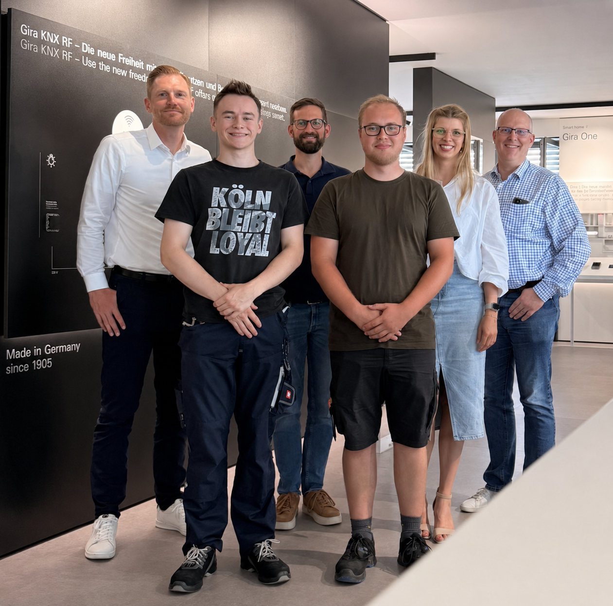 Gemeinsam mit den frischgebackenen Mechatronikern Kevin Palt und Yannik Schrankel (vorne v.l.) freuen sich die Gira Geschäftsführer Sebastian Marz (hinten links) und Hanno Froese (hinten rechts) sowie Ausbildungskoordinator Jan Görtz (hinten, 2.v.l.) und Ausbildungsleiterin Kim Brandenberg (hinten, 2.v.r.) über den erfolgreichen Ausbildungsabschluss.