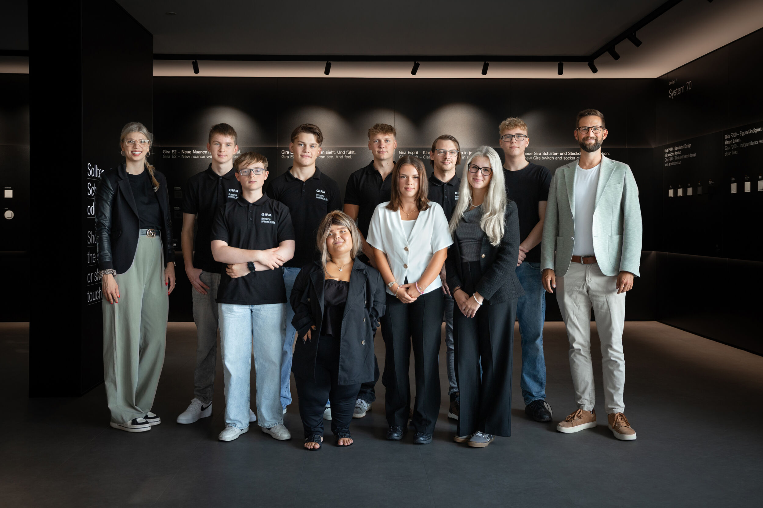 Mit der Starterwoche steigen zehn neue Auszubildende bei Gira ins Berufsleben ein: Ausbildungsleiterin Kim Brandenberg (l.) und Ausbildungskoordinator Jan Görtz (r.) heißen – hinten v.l. – Alexander Schwengler (Kunststoff- und Kautschuktechnologe), Adrian Arifi (Kunststoff- und Kautschuktechnologe), Felix Vahrenholt (Industriekaufmann), Christian Horn (Elektroniker für Geräte und Systeme) und Leonard Wasserfuhr (Mechatroniker) sowie – vorne v.l. – Leon Möcking (Werkzeugmechaniker), Dana Gruchmann (Industriekauffrau), Michelle Friesen (Fachkraft für Lagerlogistik) und Leonie Fischer (Industriekauffrau) beim Bergischen Gebäudetechnikspezialisten und Smart-Building-Pionier willkommen; nicht auf dem Foto: Dimitri Löwen (Mechatroniker).