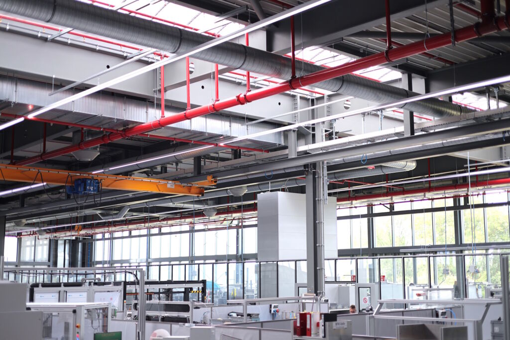 Phoenix Contact setzt in seiner All Electric Society Factory das Lichtbandsystem Tecton DC ein.