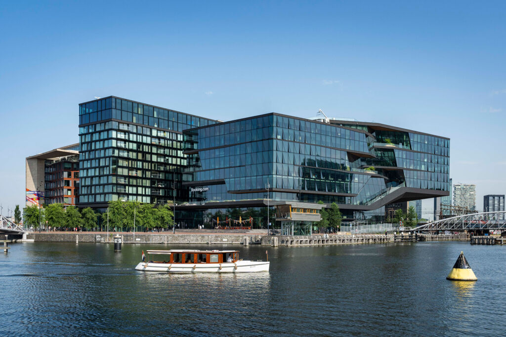 Der Hauptsitz von Booking.com liegt auf dem Oosterdokseiland im Herzen Amsterdams.