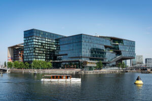 Der Hauptsitz von Booking.com liegt auf dem Oosterdokseiland im Herzen Amsterdams.