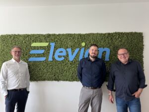 Mitte Juni war Chefredakteur Florian Streitenberger (Mitte) zum Gespräch mit Florian Schwarz (links) und Roland Fischer (rechts) in der Elevion Niederlassung in Dietzenbach zu Besuch.